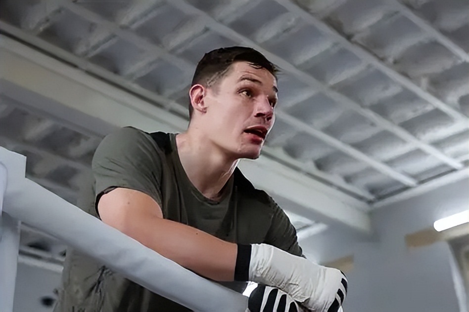 那位绰号, 自己腰间, 斯的小酒馆