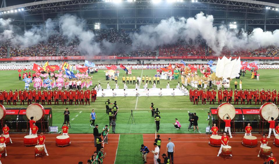 成都队平均, 黄色狂飙, 热爱足球的